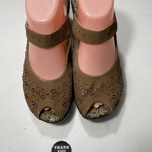 J-41  Adventure On Brown Cutout Mary Jane Shoes Size 10M SB-AG